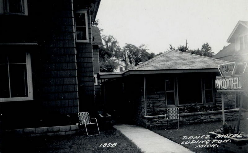 Avenue Motel (Dancz Motel) - Vintage Postcard